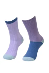 Pack de dos pares de medias de caña media, confeccionadas en tejido de punto acanalado. Presentan un diseño de bloques de color en tonos violeta, azul y celeste.
