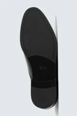 Zapato de vestir tipo derby color marrón, con parte superior lisa, horma redonda y suela con ligero tacón.