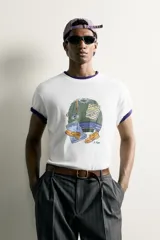 Camiseta regular fit blanca de manga corta y cuello redondo, con un estampado gráfico en el frente que ilustra ropa y accesorios.