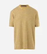 Remera boxy de hombre con diseño de rayas finas horizontales en tonos claros, cuello redondo y mangas cortas.