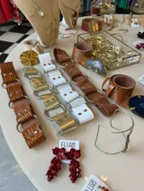 Aros largos hechos a mano en porcelana color borgoña con forma de flores irregulares. El perno es de acero.