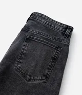 Pantalón de jean con corte recto, tiro medio y diseño de cinco bolsillos. Confeccionado en denim de algodón con un toque de elastano, presenta un lavado clásico y cierre frontal con botón y cremallera.