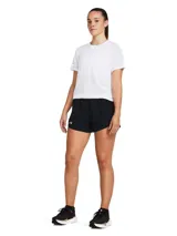 Short deportivo Under Armour, modelo Fly By 3, color negro. Confeccionado en tejido ligero y duradero con paneles de malla para mayor ventilación. Cuenta con cintura elástica con cordón interno, braguita interior para mayor cobertura y bolsillo lateral invisible con cierre.