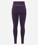 Legging deportiva de tiro alto confeccionada en microfibra, con ajuste al cuerpo y detalle de franja contrastante en la cintura. Incluye bolsillo funcional lateral.