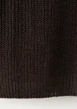 Chaleco de tejido de punto grueso color marrón, con diseño recto, cuello en V y mangas largas.