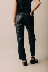 Pantalón de cuero de tiro medio, corte recto de silueta relajada, con pretina ancha elastizada y bolsillos.