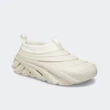 Zuecos Crocs Echo Storm color crema con suela de goma y orificios de ventilación.