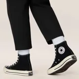 Championes Converse Chuck 70 HI de caña alta, color negro con detalles en blanco.