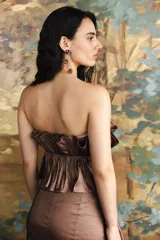 Top strapless de tafeta azul con leve brillo, con diseño estructurado de volados y frunces en el escote y la cintura.