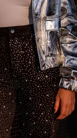 Pantalón de jean negro con strass y piedras plateadas.
