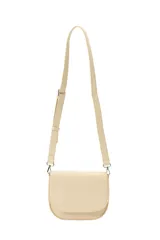 Bandolera color beige con textura simil cocodrilo, de diseño estructurado con solapa frontal y correa ajustable.
