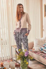 Pantalón de viscosa con estampado floral en tonos azul y blanco, tiro bajo y corte holgado.