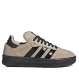 Championes Adidas Samba Xlg con exterior de gamuza beige, franjas laterales de cuero negro con textura de cocodrilo, suela de caucho negra y lengüeta acolchada.