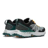 Championes de trail running New Balance Fresh Foam X Hierro v7 para hombre. Capellada gris con detalles en negro y verde. Suela Vibram® Megagrip para mayor tracción y resistencia.