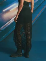 Falda larga negra de encaje con forro corto.