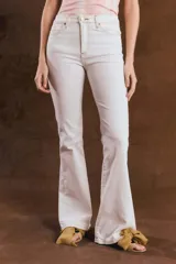 Pantalón jean de corte oxford, color blanco, con silueta ajustada en caderas y muslos y botamanga acampanada. Cuenta con bolsillos clásicos y costuras pespunteadas en contraste.