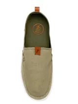 Alpargatas de lona color verde militar con suela de goma blanca. Presentan detalles de etiquetas en color marrón con logo de marca en la lengüeta y el talón.