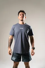 Remera gris con estampado de figuras de la mitología griega en la espalda.