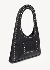 Cartera negra tipo hobo de ecocuero con tachas plateadas y bolsillo frontal.