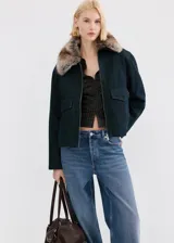Jeans tiro medio de corte wide leg, confeccionados en 100% algodón, con diseño de cinco bolsillos, cierre de botón y cremallera, en color azul clásico con efecto deslavado.