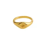 Anillo dorado con sello de estrella.