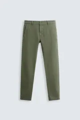 Pantalón chino de corte ajustado, color beige, con bolsillos laterales y bolsillos traseros de vivo. Cuenta con cierre frontal de cremallera y botón.