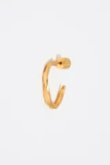 Caravanas de aro con diseño irregular y retorcido en color dorado. Cuentan con cierre de perno y tuerca cilíndrica grabada. Fabricadas en una aleación de zinc y latón.