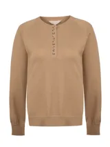 Sweater de punto RKF modelo Omaha, color beige, con cuello redondo, mangas largas y cierre frontal parcial con botones.