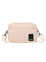 Bandolera de lona impermeable color beige, con diseño compacto, bolsillo frontal con cierre magnético y correa ajustable al tono. Incluye etiqueta de marca en color negro en la parte inferior.