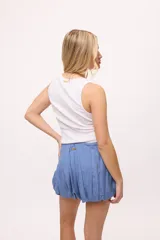 Short negro de tiro alto con cintura elastizada y bolsillos laterales.