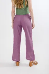 Pantalón de vestir color lila, de corte recto y tiro alto, con bolsillos laterales.