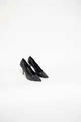 Stiletto clásico de mujer con punta fina y taco aguja, confeccionado en cuero sintético color negro.