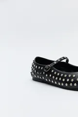 Balerina negra con apliques de strass en toda la superficie y tira fina con hebilla.