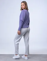 Buzo gris claro de jersey, marca Nanette, con cuello redondo y mangas largas abullonadas con detalle de pinzas en los hombros.