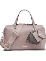 Cartera satchel Calvin Klein de cuero sintético granulado en tono rosado. Cuenta con asa superior, correa de hombro ajustable y extraíble, cierre principal con cremallera y un set de dos mini accesorios colgantes con el monograma de la marca.