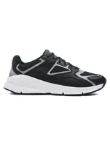 Championes Under Armour modelo Forge 96 Lthr Rissue, con diseño inspirado en los años 90. Presentan una parte superior que combina malla y cuero en color negro con detalles en gris, reforzados con película de TPU. Cuentan con una entresuela blanca de alto confort y suela exterior de goma completa.
