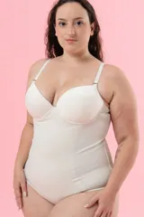 Body modelador reductor color blanco, con copa y aro. Confeccionado en tela de faja de alta contención con refuerzo interno en zona abdominal, breteles elásticos regulables y ganchos en entrepierna con fundillo en algodón.