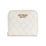 Billetera compacta de Guess, color blanco, con diseño acolchado en patrón de rombos y cierre perimetral de cremallera. Presenta el logo de la marca en metal dorado en el frente.