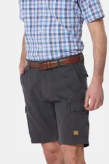 Bermuda cargo color beige con bolsillos laterales y traseros. Se ajusta a la cintura con cinturón de cuero marrón.