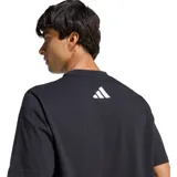 Remera negra Adidas de manga corta con cuello redondo, con el logo de Mercedes-Benz y los emblemas de AMG Petronas Formula 1 Team estampados en el frente.