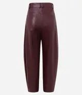 Pantalón de corte barrel confeccionado en poliuretano, con cintura alta, trabillas para cinturón, bolsillos funcionales y cierre frontal con botón y cremallera.