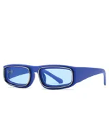 Lentes de sol rectangulares de acetato color azul con marco plateado y lentes azules.