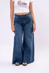 Pantalón de jean corte wide leg con costura central vertical, tiro medio y cierre frontal con botones.
