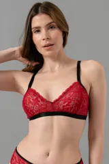 Bralette rojo de puntilla elastizada con forro interno, breteles regulables y ganchos en la espalda.