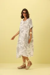 Vestido midi de corte amplio con estampado floral en tonos gris y blanco.