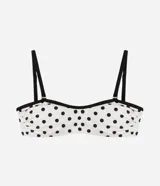Top de bikini bandeau de microfibra, con estampado de lunares, breteles finos regulables y removibles, y detalles fruncidos en los laterales con ribetes en contraste.