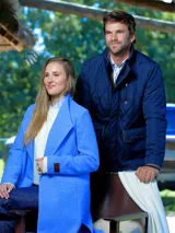 Campera capitoneada color azul marino, con cierre frontal y botones. Presenta cuello alto, tres bolsillos exteriores con detalles en cuero y dos bolsillos interiores.