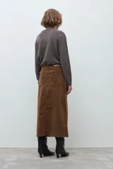 Falda midi de pana color tostado, con corte recto, tiro alto y una abertura frontal central.