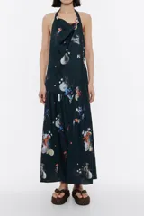 Vestido largo de lyocell color antracita con estampado de ondas. Diseño con corte en línea A, escote con caída y tirantes de algodón. Espalda descubierta y cortes diagonales con frunces.