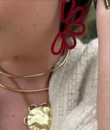 Aros tipo argolla grandes, de metal dorado. Diseño minimalista y elegante.